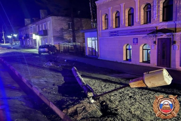 В Старице Nissan снес уличный фонарь В Старице Nissan снес уличный фонарь