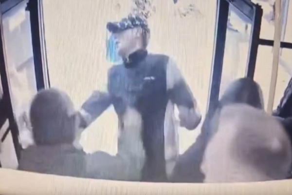 В Твери на видео попала драка пассажиров автобуса В Твери на видео попала драка пассажиров автобуса