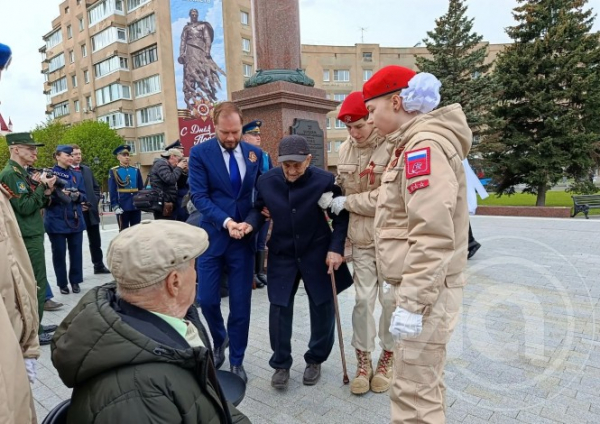 Виталий Королев помог фронтовику на возложении цветов: публикуем трогательные кадры