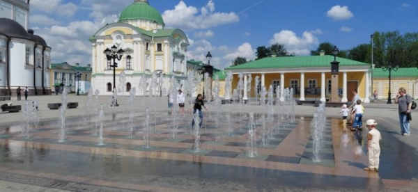 В Твери открыли сезон "купания" в фонтане