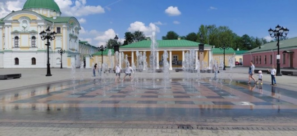 В Твери открыли сезон "купания" в фонтане