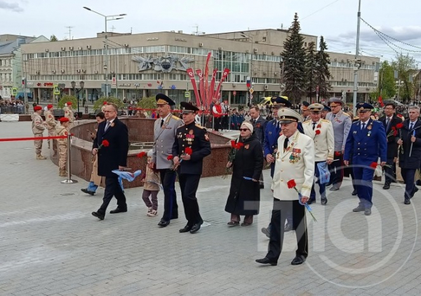 Виталий Королев помог фронтовику на возложении цветов: публикуем трогательные кадры