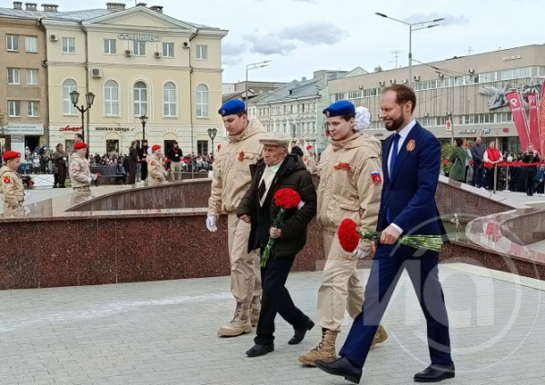 Виталий Королев помог фронтовику на возложении цветов: публикуем трогательные кадры