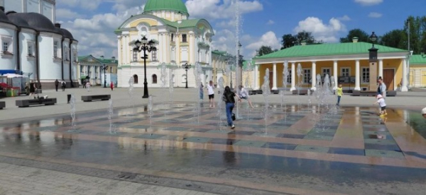 В Твери открыли сезон "купания" в фонтане