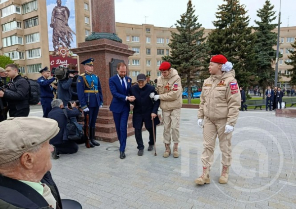 Виталий Королев помог фронтовику на возложении цветов: публикуем трогательные кадры