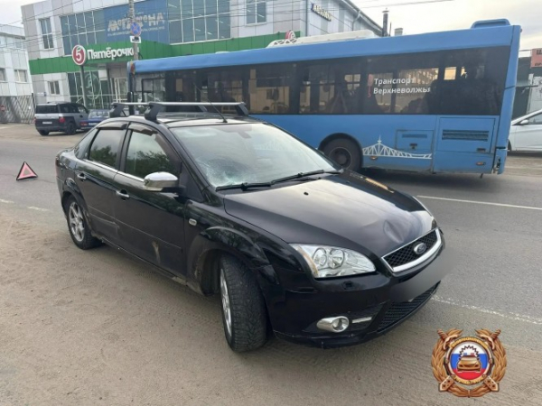 В Твери мать с ребенком попали под машину, перебегая дорогу