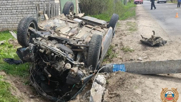 В Тверской области легковушка снесла столб и перевернулась В Тверской области легковушка снесла столб и перевернулась