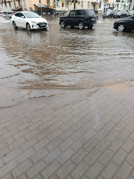 Жители Твери показали "бассейны" на улицах города после затяжных дождей: фото, видео