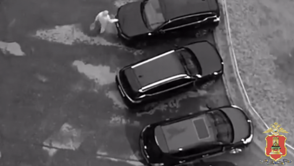 Пьяная москвичка поцарапала четыре автомобиля в Твери Пьяная москвичка поцарапала четыре автомобиля в Твери