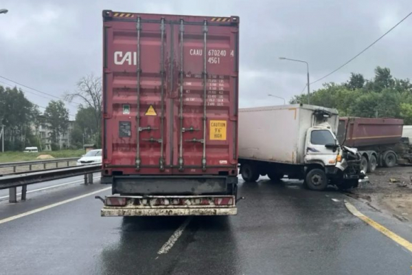 Под Тверью на трассе М-10 в столкновении трех большегрузов погиб человек Под Тверью на трассе М-10 в столкновении трех большегрузов погиб человек