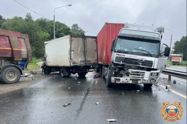 Под Тверью на трассе М-10 в столкновении трех большегрузов погиб человек Под Тверью на трассе М-10 в столкновении трех большегрузов погиб человек