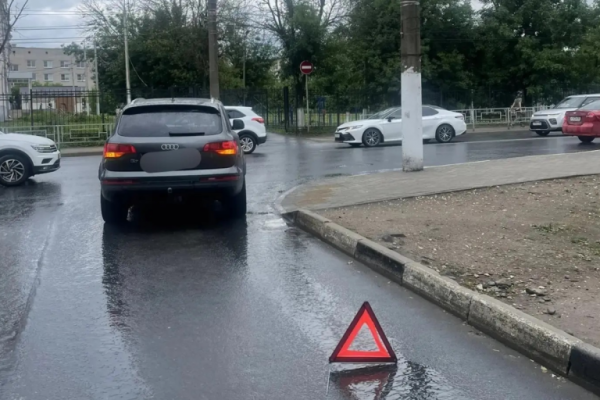 В центре Твери пенсионерка оказалась под колёсами иномарки В центре Твери пенсионерка оказалась под колёсами иномарки