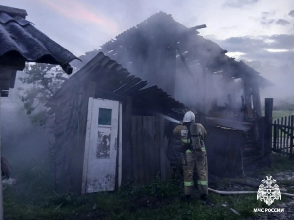 В Тверской области из горящей постройки успели вынести газовые баллоны В Тверской области из горящей постройки успели вынести газовые баллоны