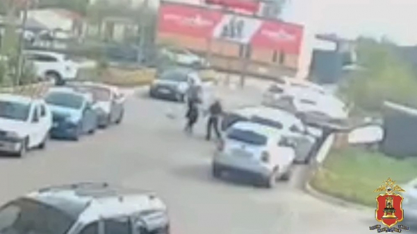 Женская драка в Твери закончилась травмами у одной из участниц Женская драка в Твери закончилась травмами у одной из участниц