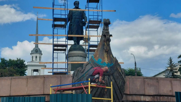В Твери начался ремонт памятника Афанасию Никитину В Твери начался ремонт памятника Афанасию Никитину