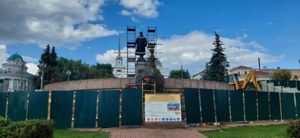 В Твери начался ремонт памятника Афанасию Никитину В Твери начался ремонт памятника Афанасию Никитину
