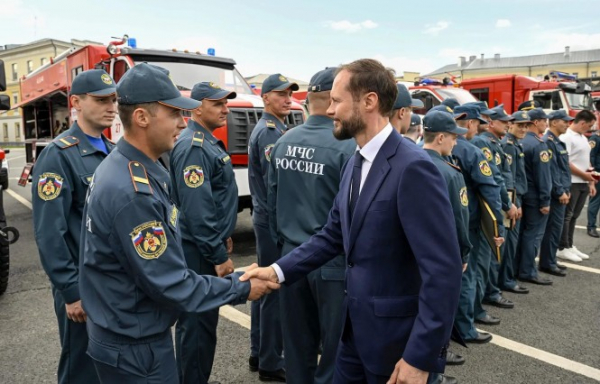 Виталий Королев и Александр Куренков вручили новую технику тверским спасателям Виталий Королев и Александр Куренков вручили новую технику тверским спасателям