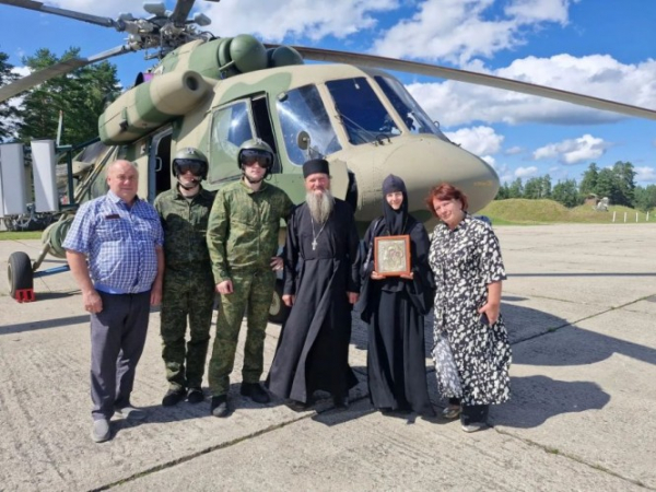 В Вышнем Волочке провели воздушный крестный ход, облетев город с иконой В Вышнем Волочке провели воздушный крестный ход, облетев город с иконой