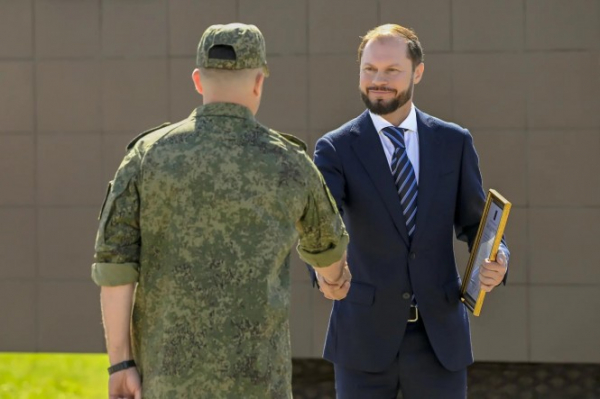 Виталий Королев поздравил военнослужащих с Днем дивизии и вручил им награды Виталий Королев поздравил военнослужащих с Днем дивизии и вручил им награды