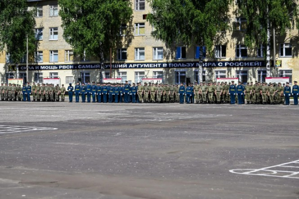 Виталий Королев поздравил военнослужащих с Днем дивизии и вручил им награды Виталий Королев поздравил военнослужащих с Днем дивизии и вручил им награды