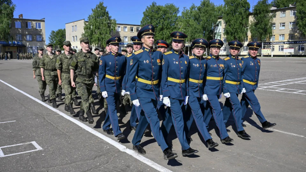 Виталий Королев поздравил военнослужащих с Днем дивизии и вручил им награды Виталий Королев поздравил военнослужащих с Днем дивизии и вручил им награды