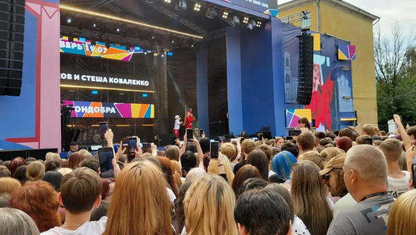 Целая площадь мальчишек и девчонок: фото и видео с концерта популярных блогеров в Твери Целая площадь мальчишек и девчонок: фото и видео с концерта популярных блогеров в Твери