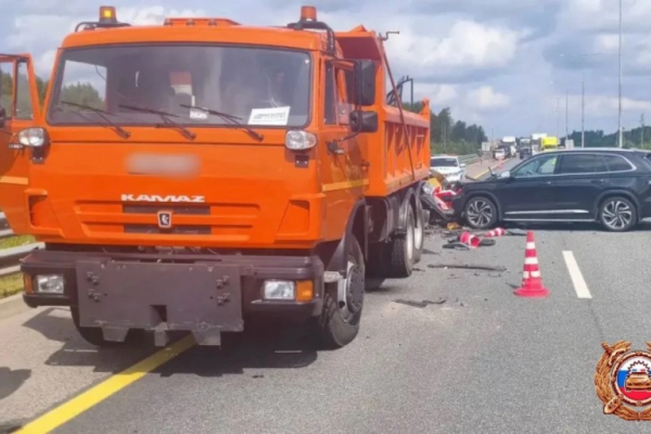 Легковушка врезалась в КамАЗ на скоростной трассе в Тверской области Легковушка врезалась в КамАЗ на скоростной трассе в Тверской области