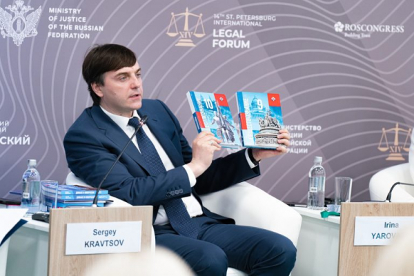 Министр просвещения представил новые учебники для школьников Министр просвещения представил новые учебники для школьников