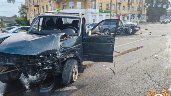 Опубликовано новое видео с моментом серьезного ДТП на площади в Твери Опубликовано новое видео с моментом серьезного ДТП на площади в Твери