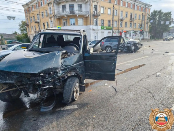 Опубликовано видео момента аварии в Твери, где водитель проехал на "красный" Опубликовано видео момента аварии в Твери, где водитель проехал на "красный"