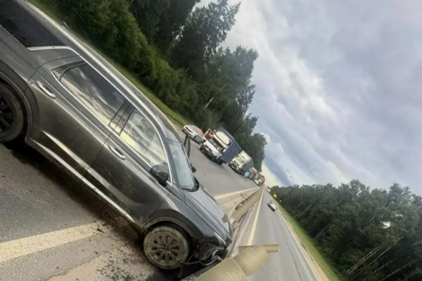 Под Тверью Hyundai протаранил ограждение, пострадал водитель Под Тверью Hyundai протаранил ограждение, пострадал водитель