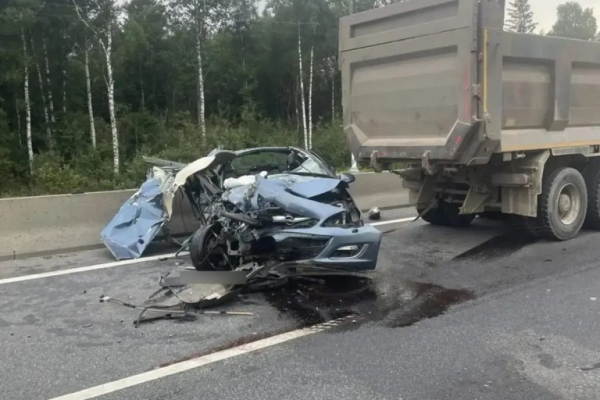 Под Тверью столкнулись легковой автомобиль и грузовик