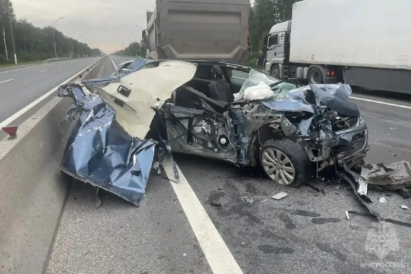 Стали известны подробности ДТП с грузовиком и легковушкой под Тверью Стали известны подробности ДТП с грузовиком и легковушкой под Тверью