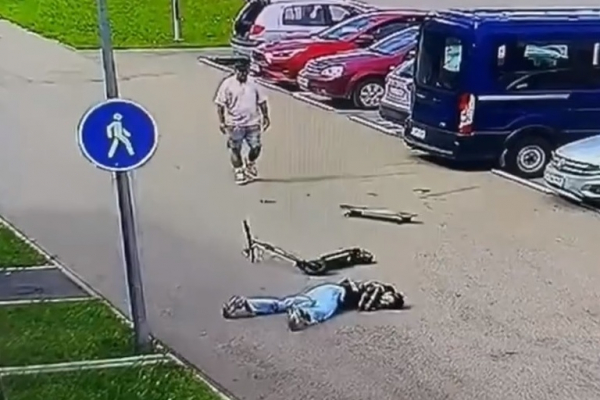 В Твери мужчина намеренно устроил падение ребенка с электросамоката В Твери мужчина намеренно устроил падение ребенка с электросамоката
