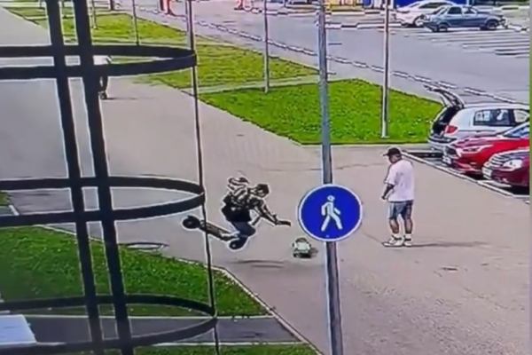 В Твери мужчина намеренно устроил падение ребенка с электросамоката В Твери мужчина намеренно устроил падение ребенка с электросамоката