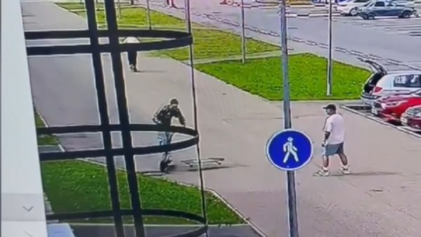 В Твери мужчина толкнул скейт под самокат и сбил подростка В Твери мужчина толкнул скейт под самокат и сбил подростка