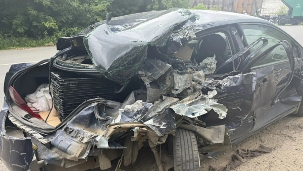 В Твери поезд разорвал легковушку В Твери поезд разорвал легковушку