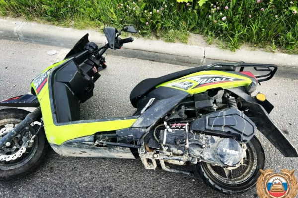 В Твери скутер врезался в ВАЗ на бульваре Гусева В Твери скутер врезался в ВАЗ на бульваре Гусева