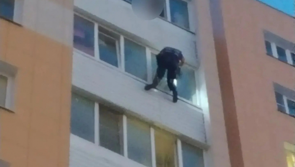 В Твери спасателям пришлось спускаться по стене, чтобы проверить ребенка в квартире В Твери спасателям пришлось спускаться по стене, чтобы проверить ребенка в квартире