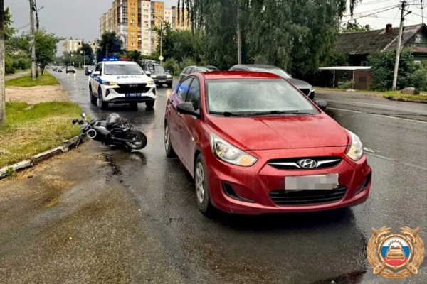В Твери водитель электровелосипеда вильнул на дороге и попал в больницу