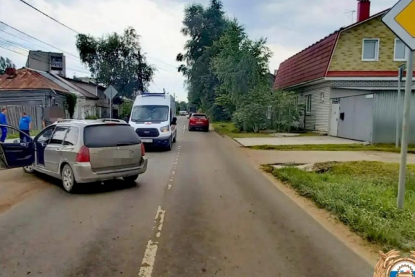 В Твери водитель Peugeot сбила парня на электросамокате