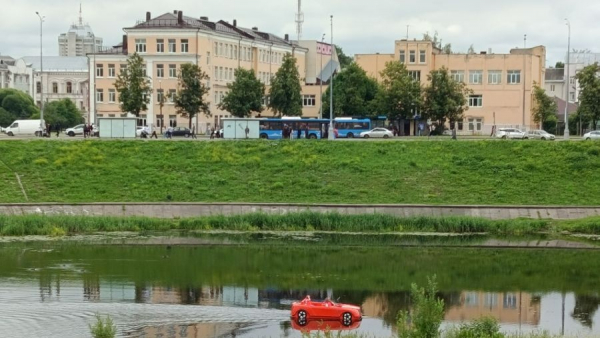 В Твери заметили красный кабриолет, ловко маневрирующий по реке В Твери заметили красный кабриолет, ловко маневрирующий по реке