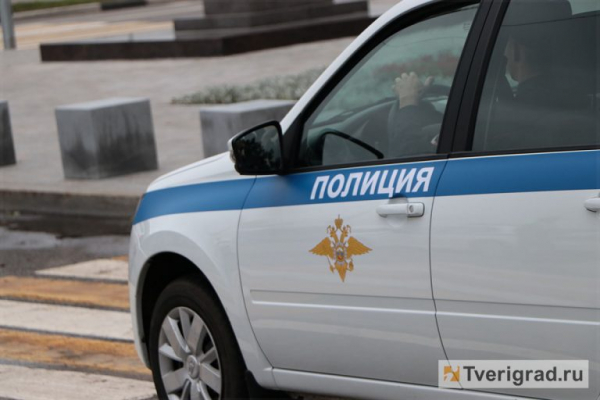 В Тверской области легковушка врезалась в дерево В Тверской области легковушка врезалась в дерево