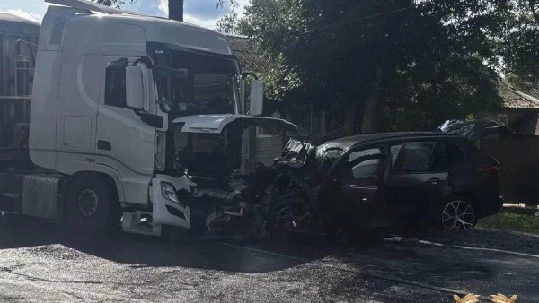 В Тверской области в столкновении легковушки и фуры погибли два человека, еще двое в больнице В Тверской области в столкновении легковушки и фуры погибли два человека, еще двое в больнице
