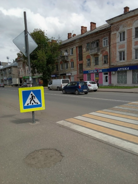В Вышнем Волочке заметили дорожный знак для очень заниженных авто В Вышнем Волочке заметили дорожный знак для очень заниженных авто