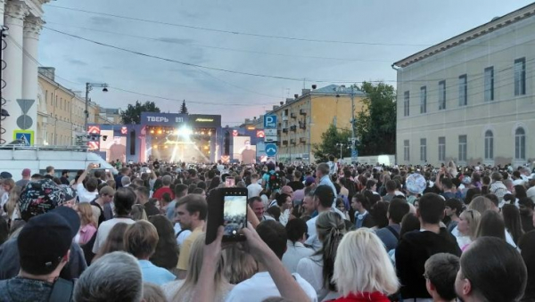 Звезды "Фабрики" на сцене на Дне города Твери Звезды "Фабрики" на сцене на Дне города Твери