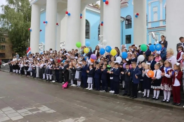 Виталий Королев показал, как прошел День знаний в Нелидово на площади ДК "Шахтер"