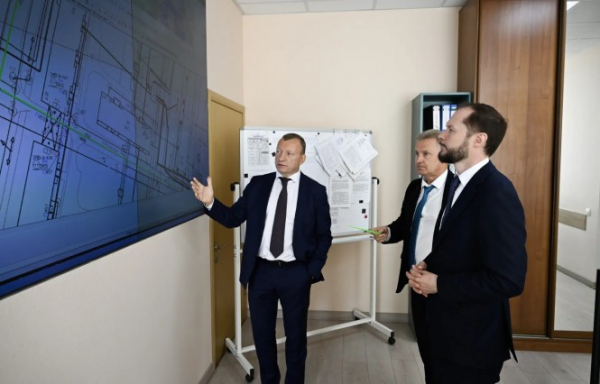 Виталий Королев вручил награды сотрудникам нефтяной и газовой промышленности