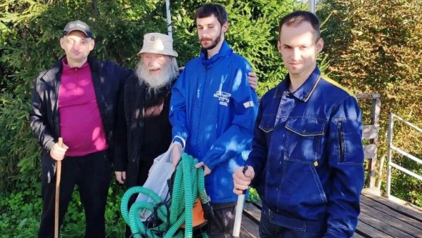 В Тверской области паломники очистили купель чудотворного источника В Тверской области паломники очистили купель чудотворного источника