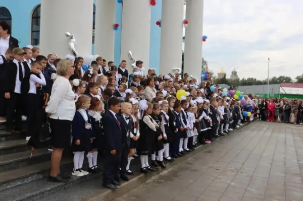 Виталий Королев показал, как прошел День знаний в Нелидово на площади ДК "Шахтер"